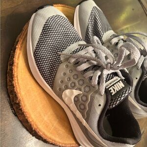 4Y(equivalent to Women’s 6 or 36EUE)Nike Grey and White Training Sneakers
